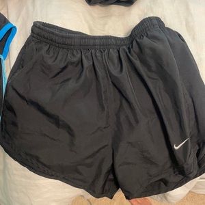 Nike women’s tempo short